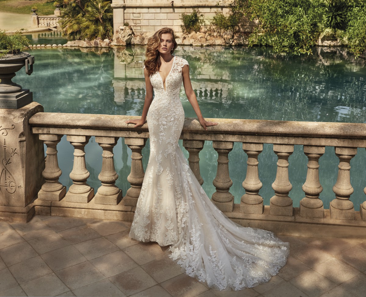 Style 1143 från Demetrios i flared stil brudklänning