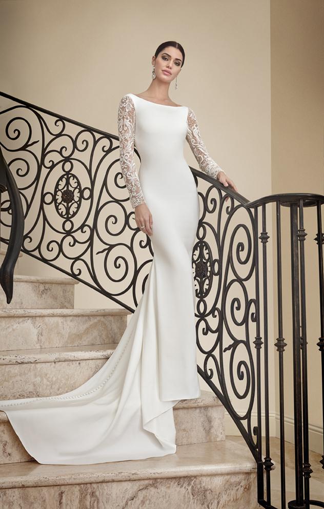 Style 1035 från Demetrios i sheath stil brudklänning