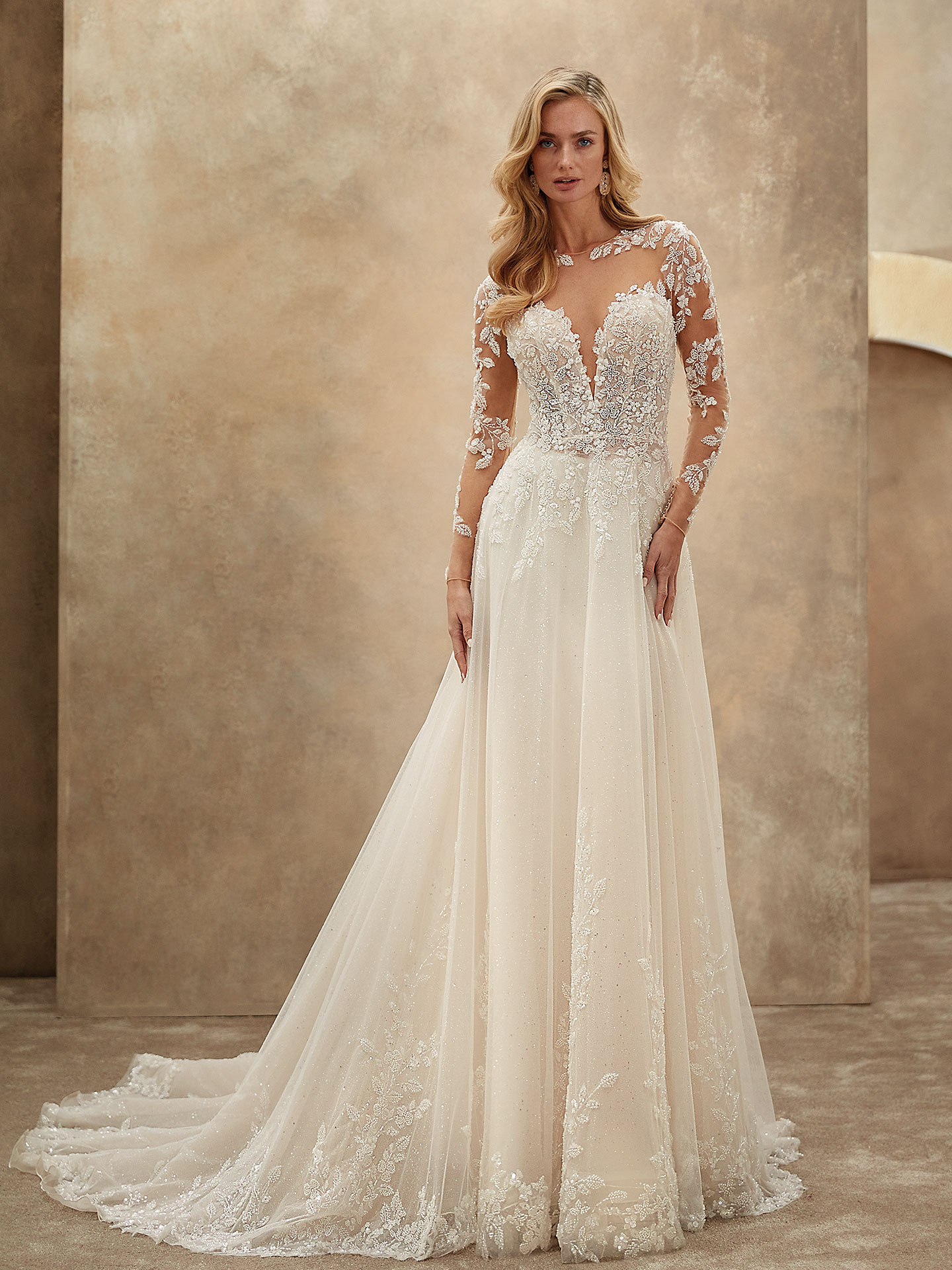 Style 1545 från Demetrios i a-line stil brudklänning