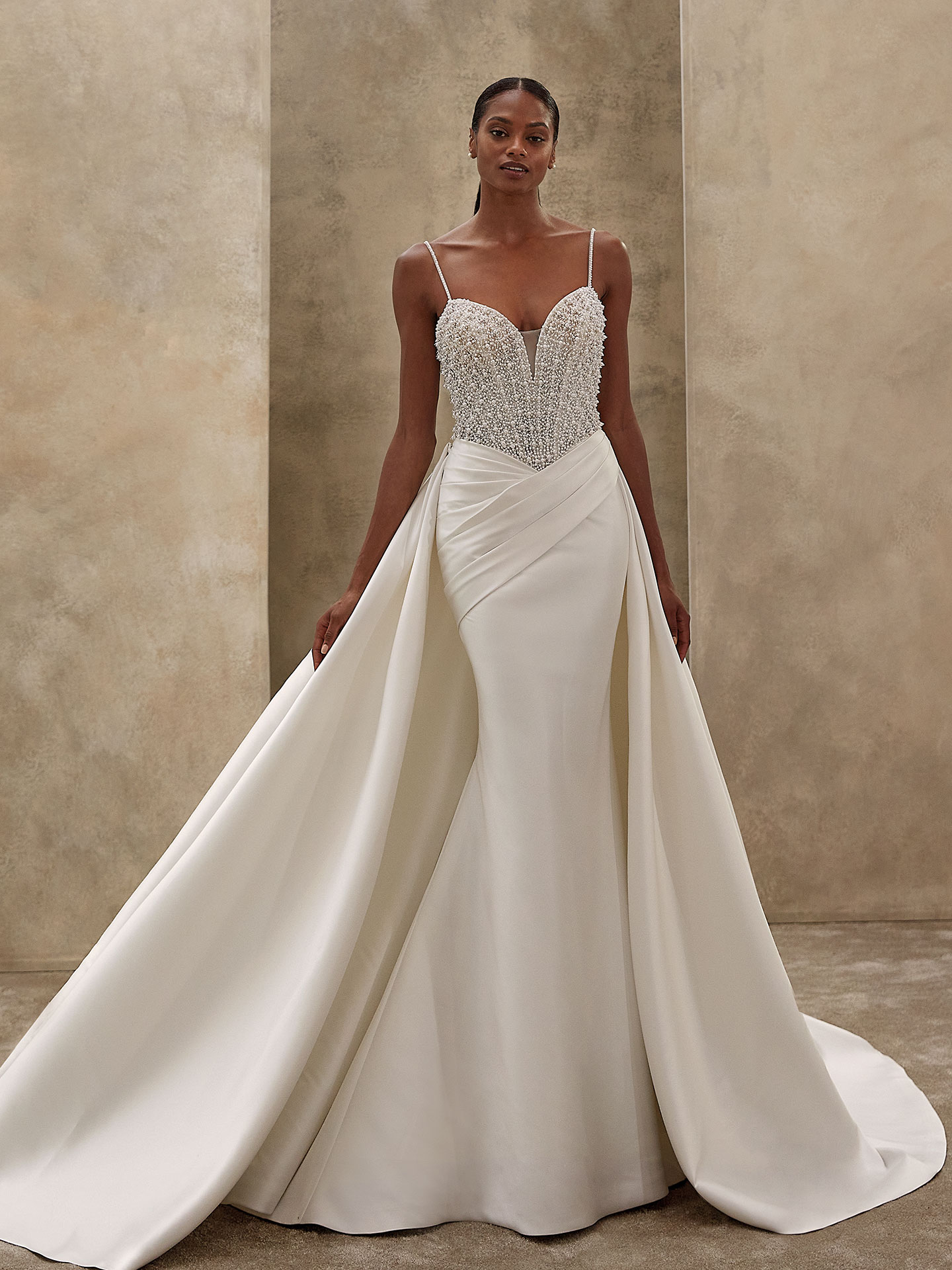 Style 1532 från Demetrios i flared stil brudklänning