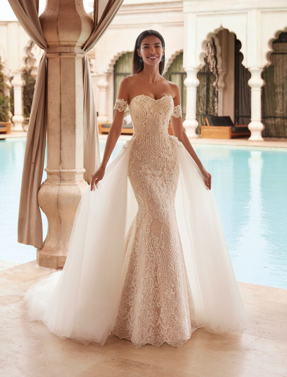 Style 1123 från Demetrios i flared stil brudklänning
