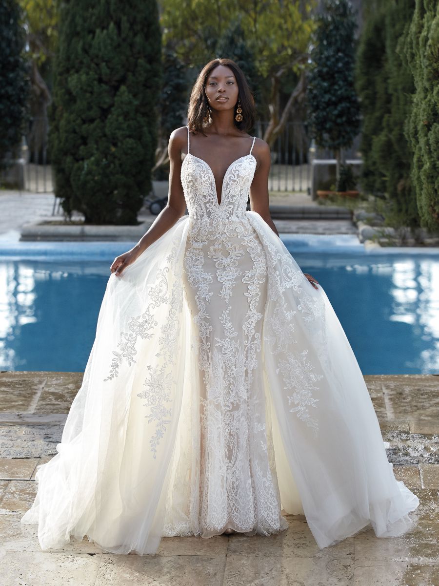 Style 1182 från Demetrios i flared stil brudklänning