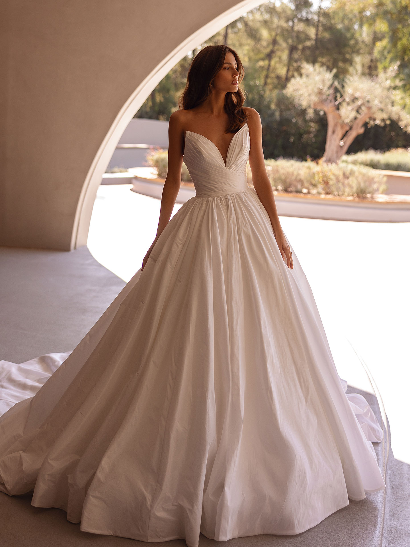 Style 1523 från Demetrios i ball gown stil brudklänning