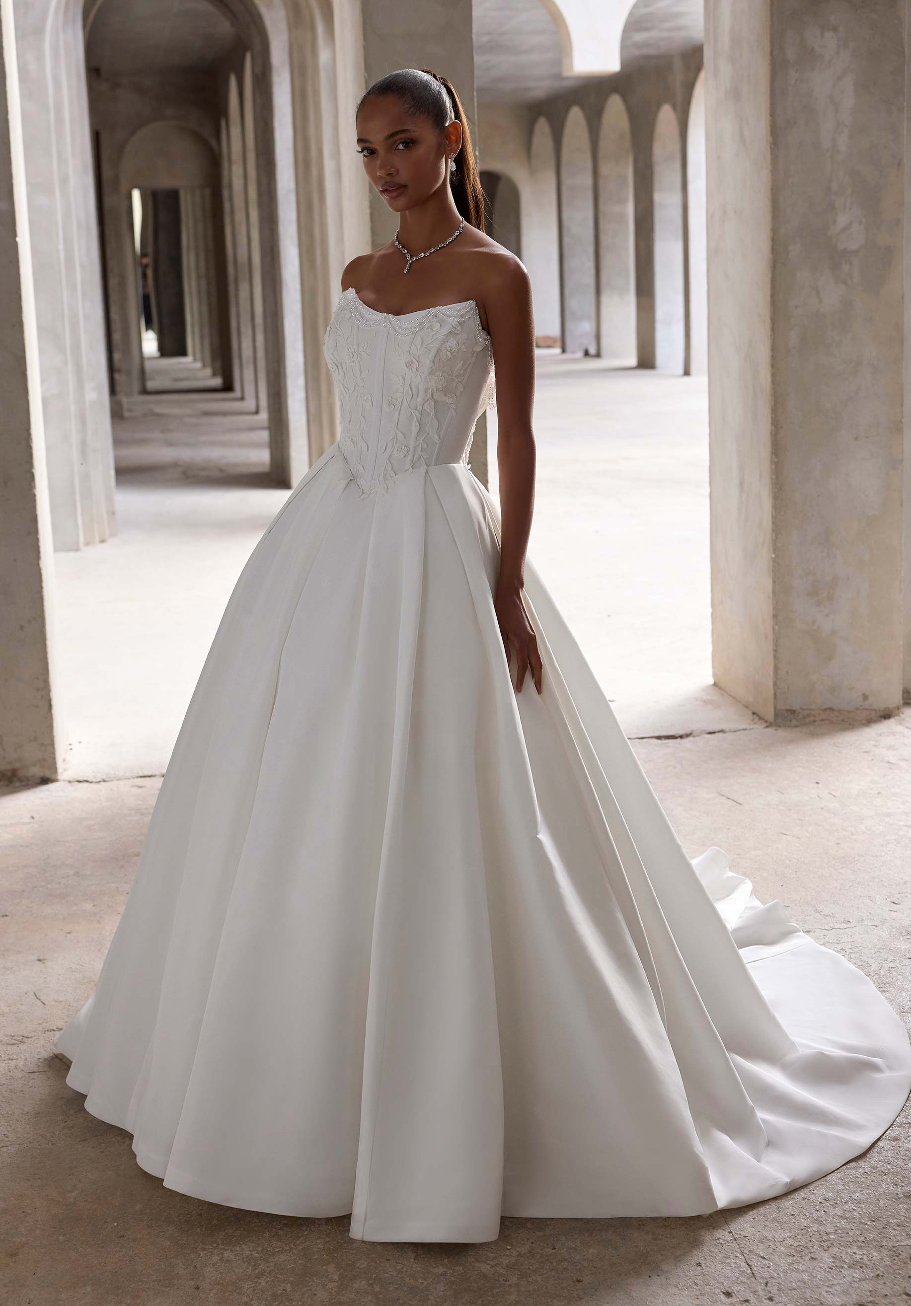 Lyra från Morilee i ball gown stil brudklänning