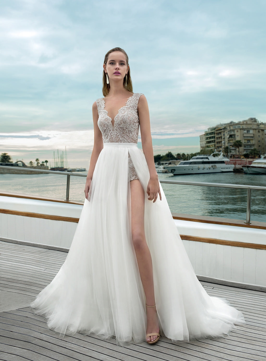 Style DR281T-D273S från Demetrios i separate skirt, separate top stil brudklänning