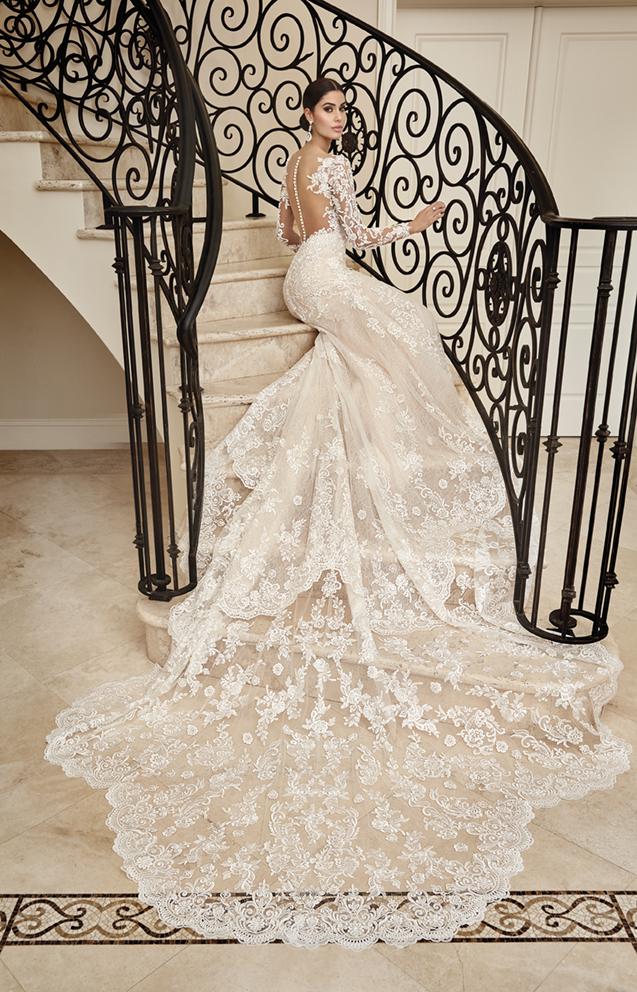 Style 1021 från Demetrios i sheath stil brudklänning