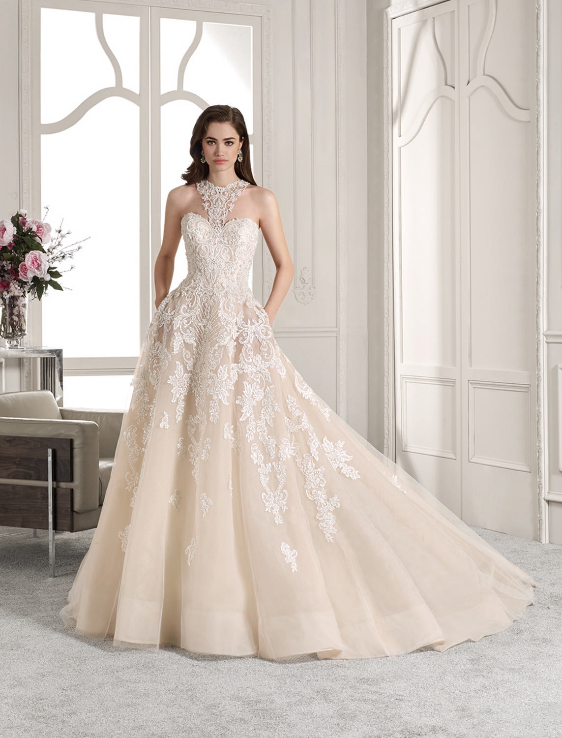 Style 842 från Demetrios i a-line stil brudklänning