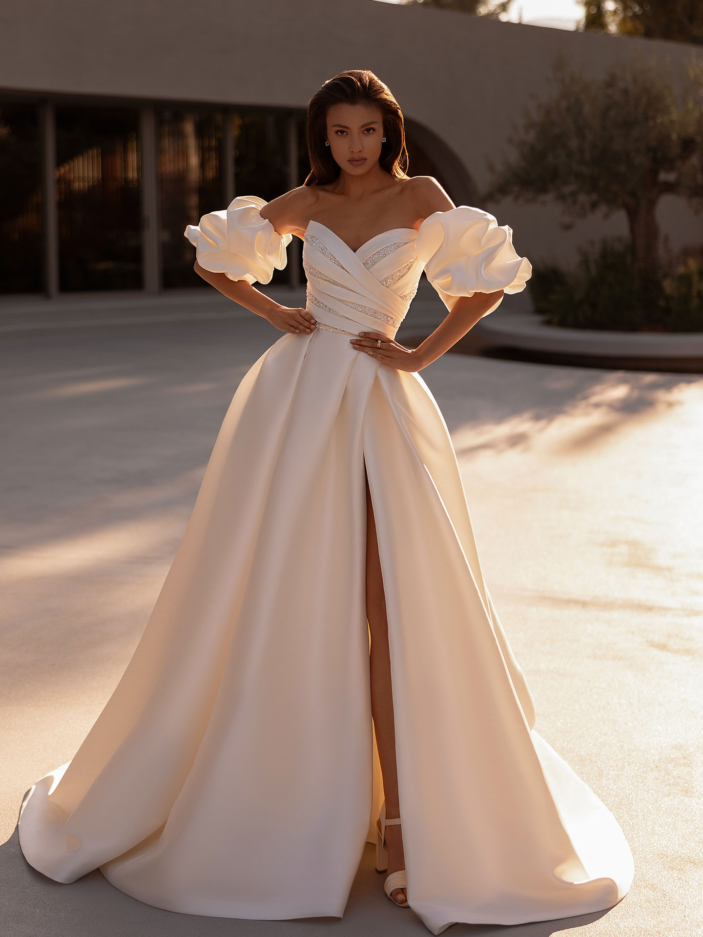 Style 1520 från Demetrios i a-line stil brudklänning