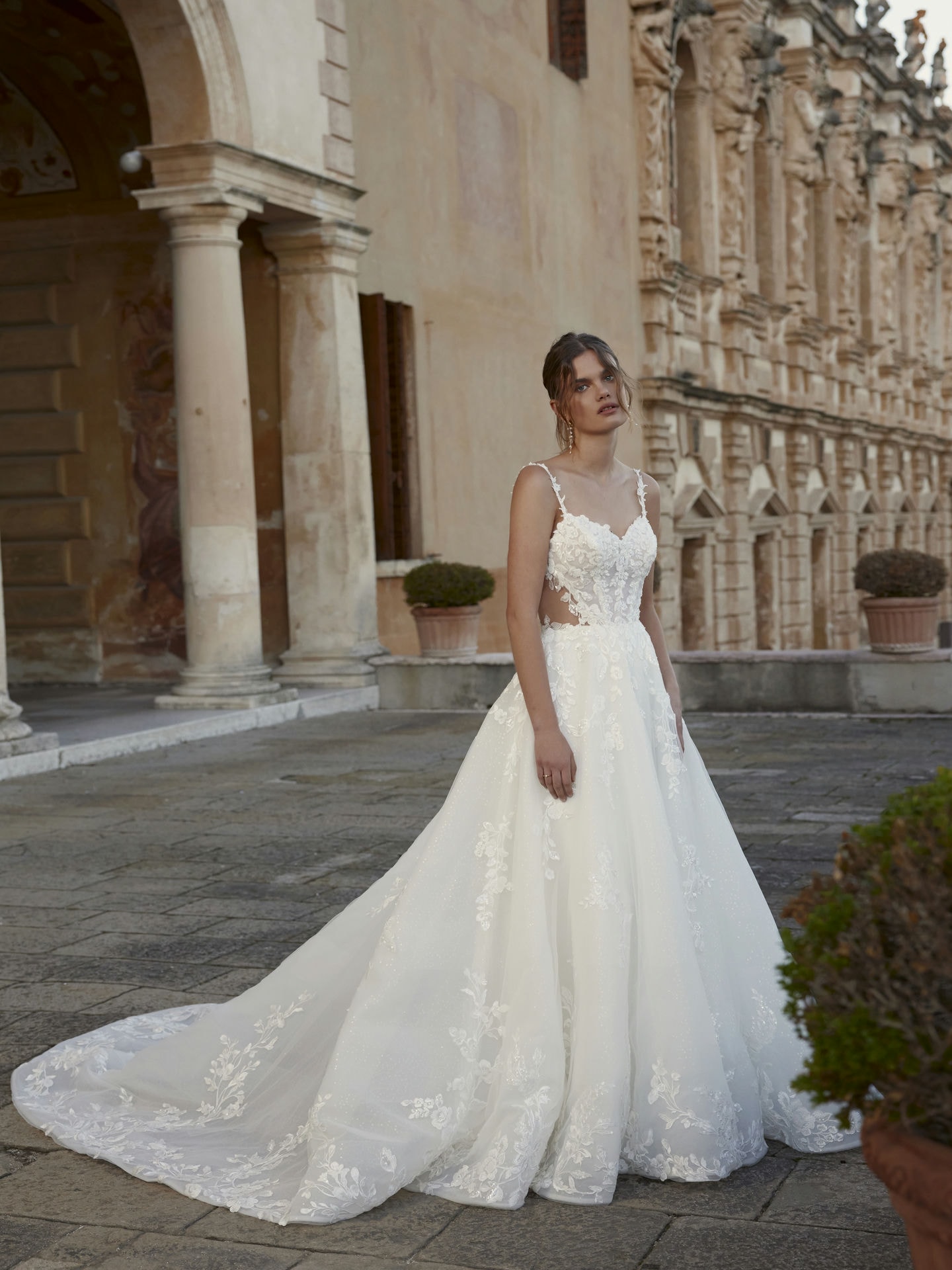 Style 1262 från Demetrios i a-line stil brudklänning