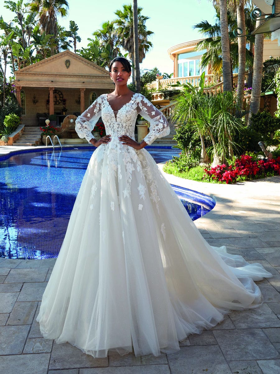 Style 1227 från Demetrios i ballgown stil brudklänning