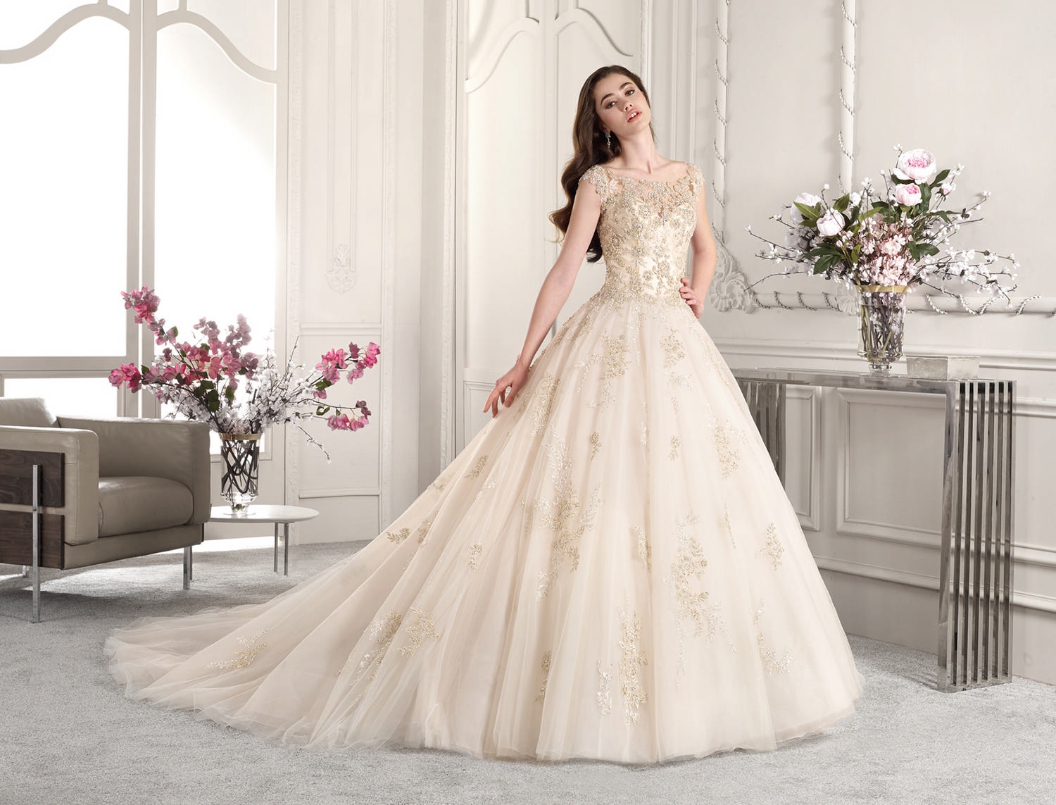 Style 884 från Demetrios i ballgown stil brudklänning