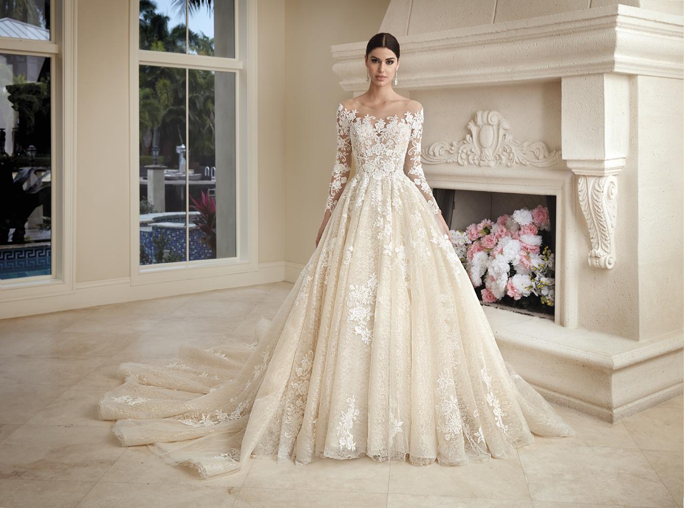 Style 1018 från Demetrios i ballgown stil brudklänning
