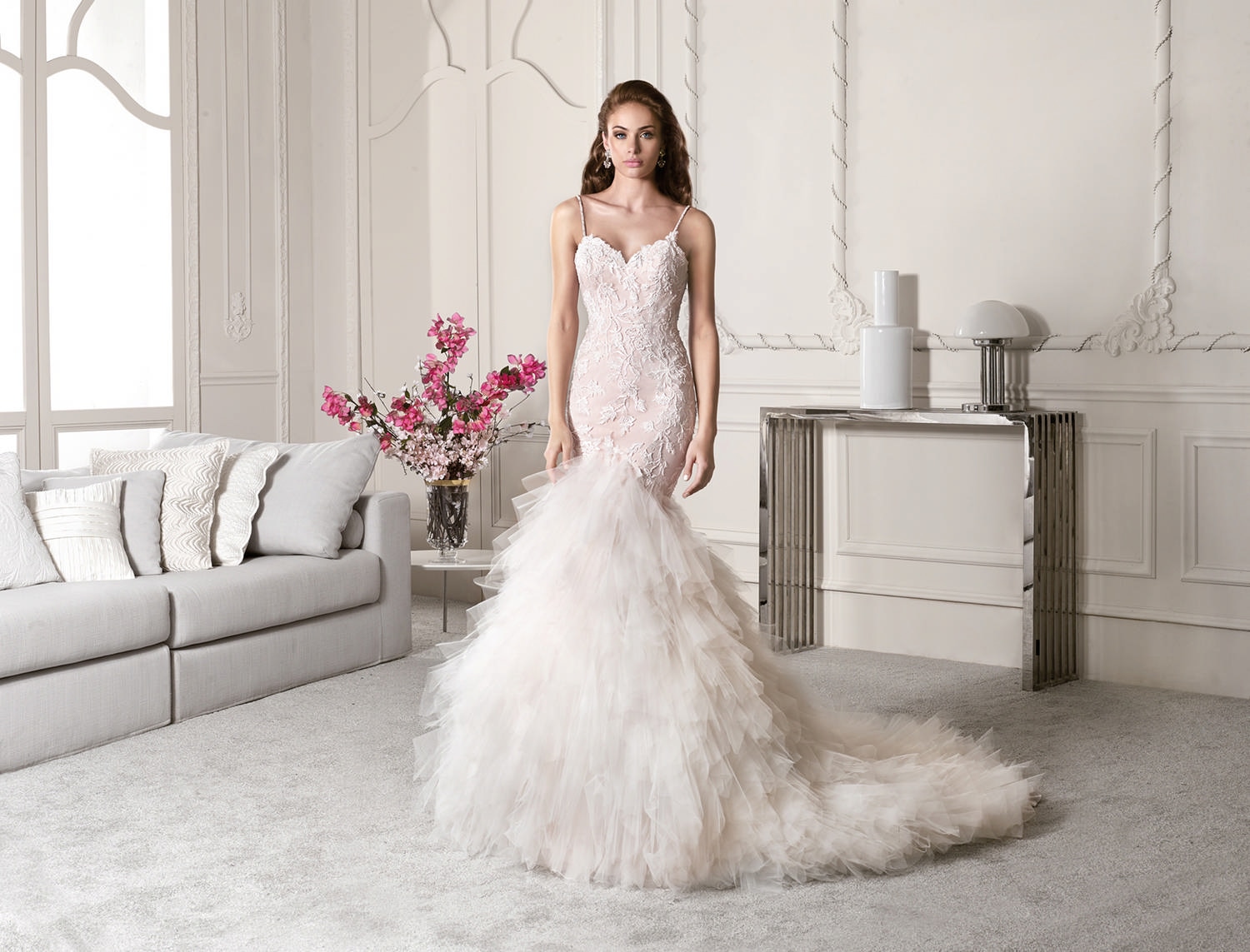 Style 820 från Demetrios i flared stil brudklänning
