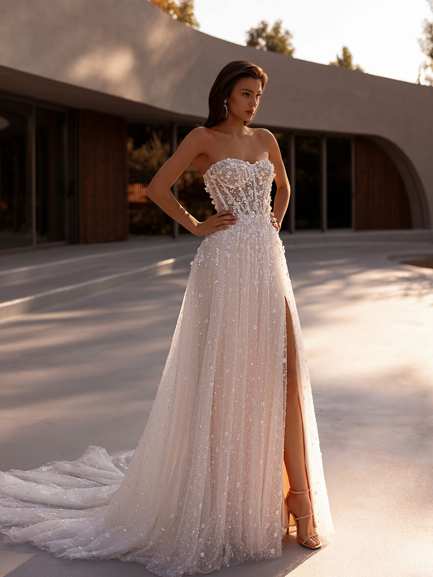 Style 1511 från Demetrios i a-line, slit stil brudklänning