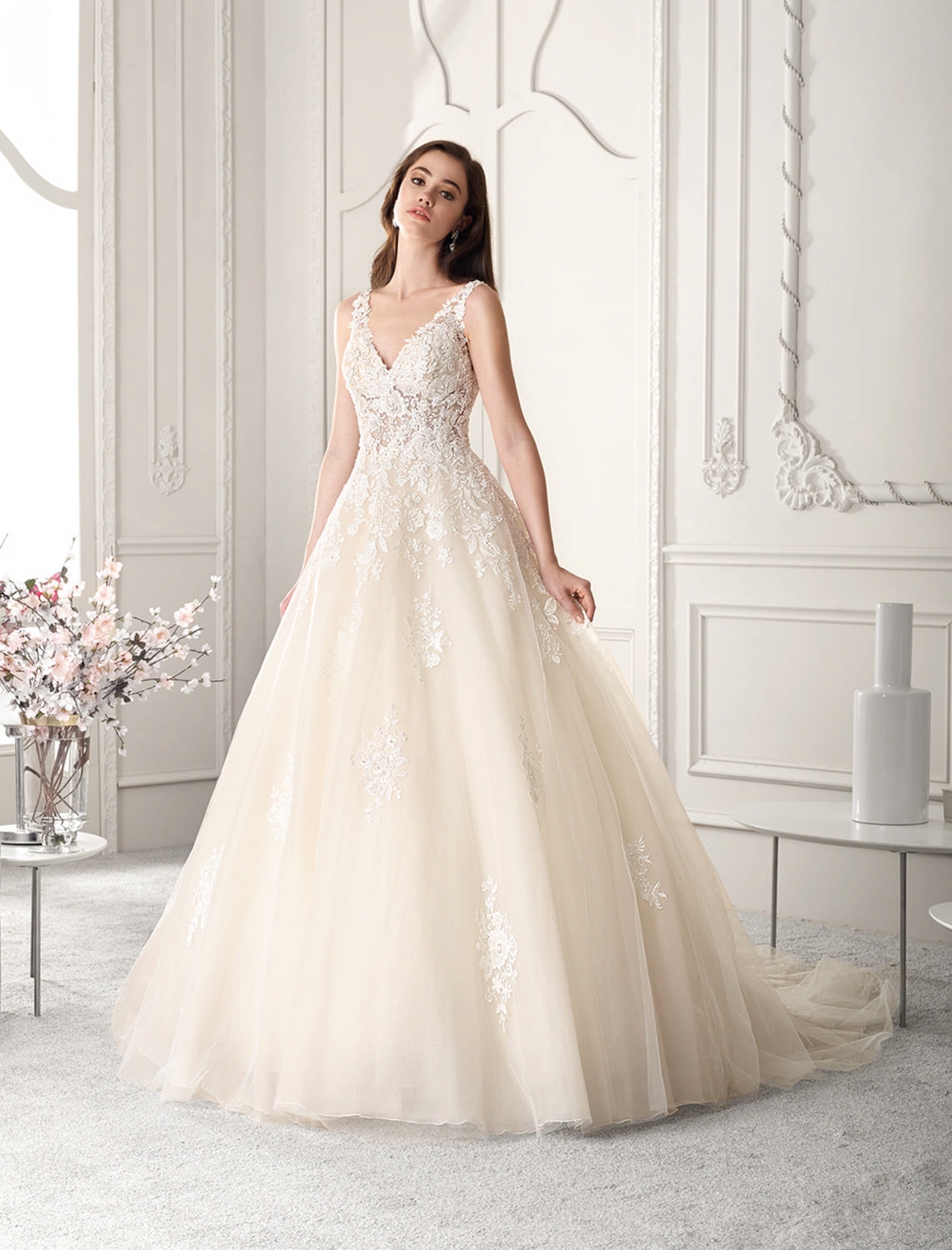 Style 813 från Demetrios i a-line stil brudklänning