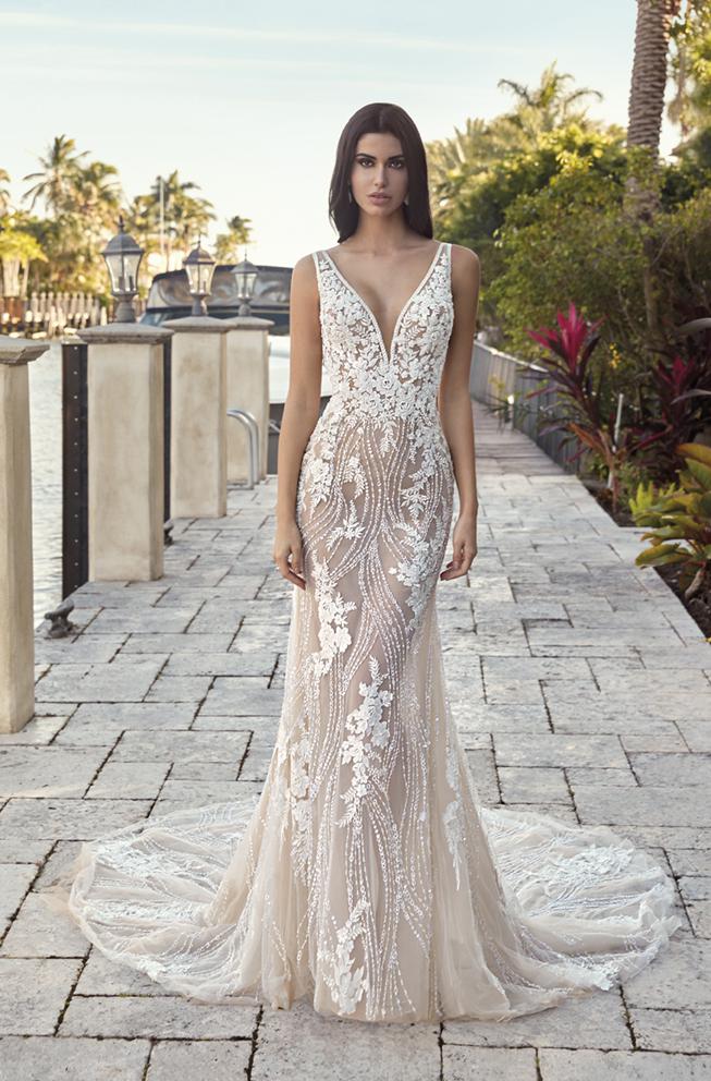 Style 1061 från Demetrios i sheath stil brudklänning