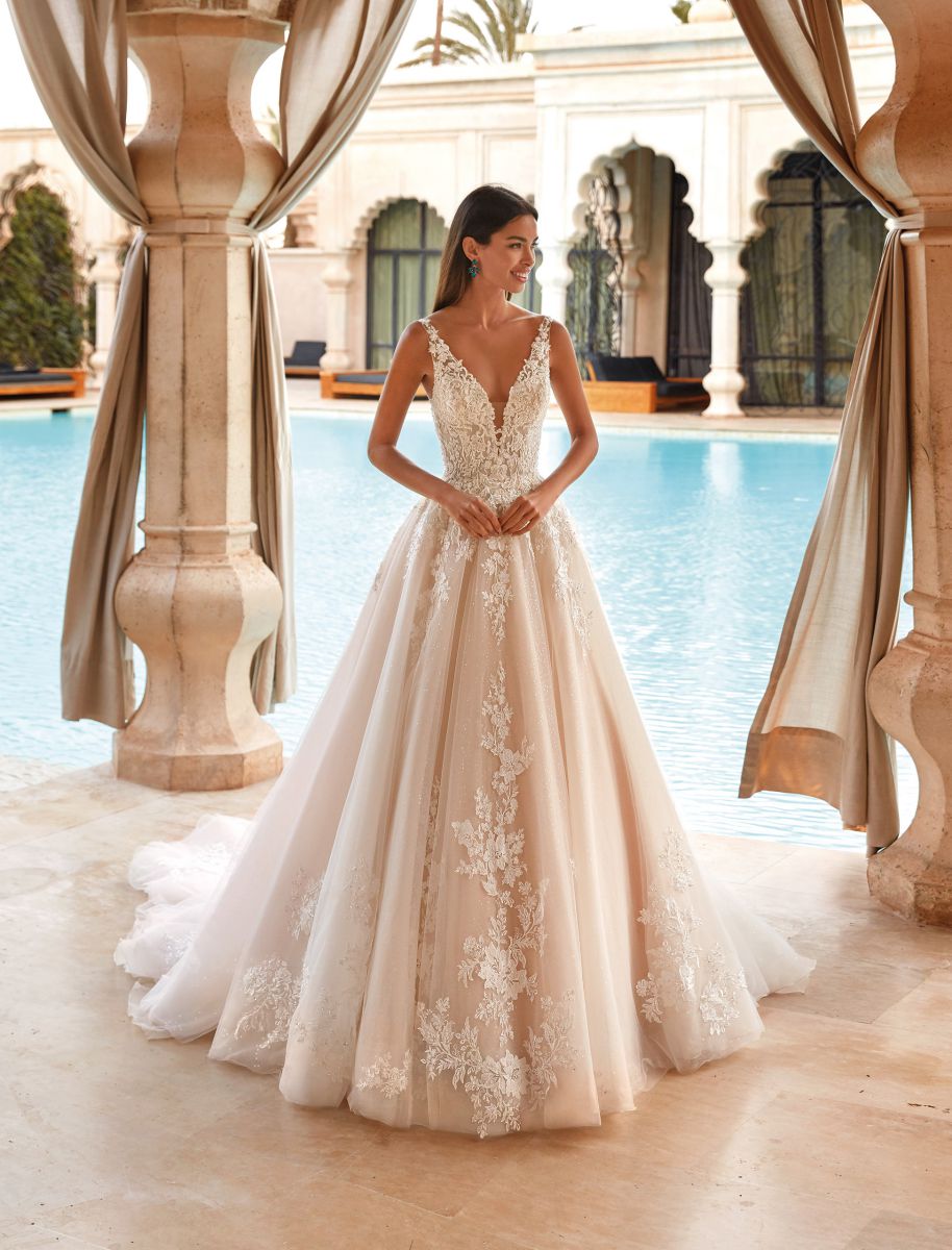 Style 1107 från Demetrios i ballgown stil brudklänning