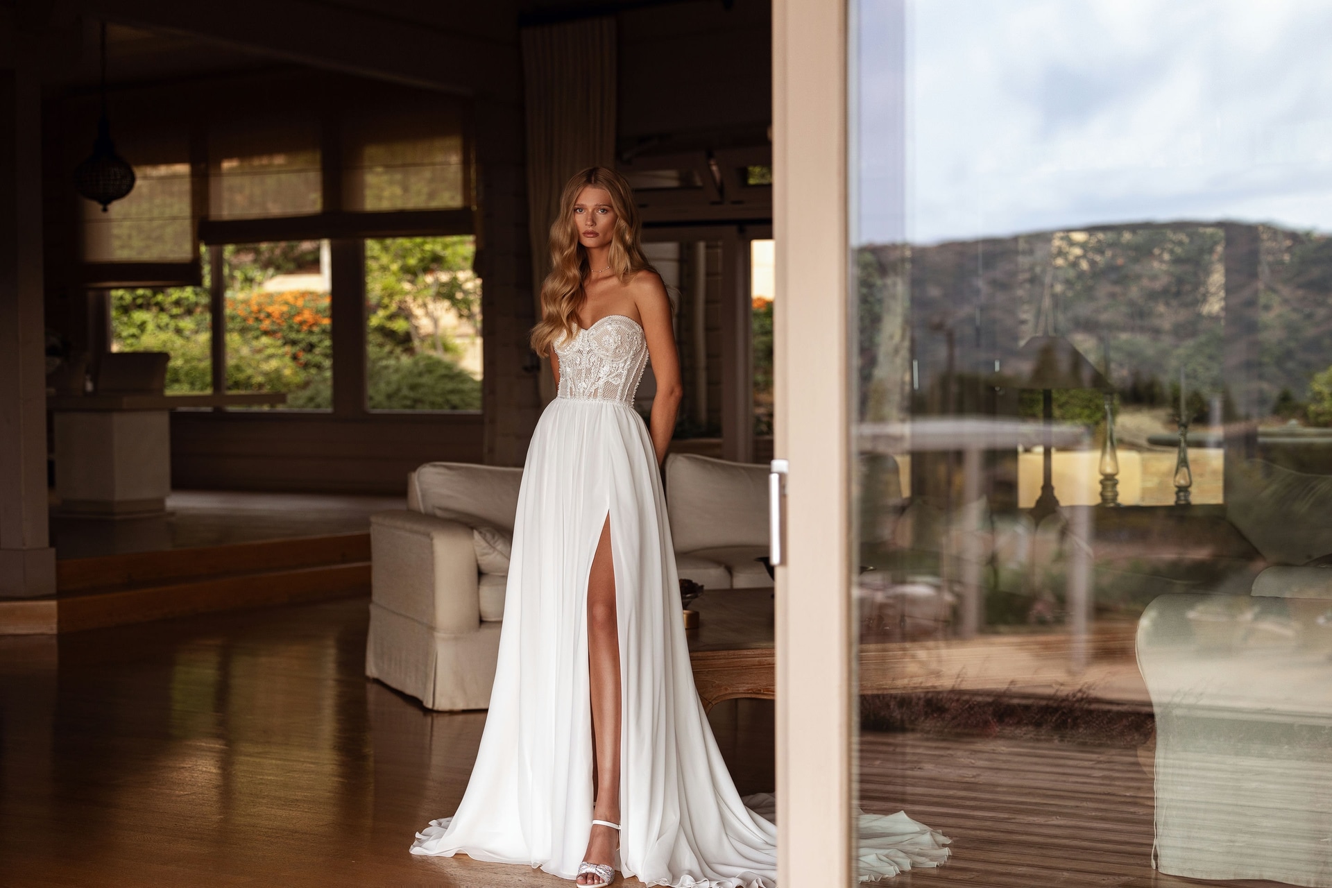 Style DR395 från Demetrios i a-line, slit stil brudklänning