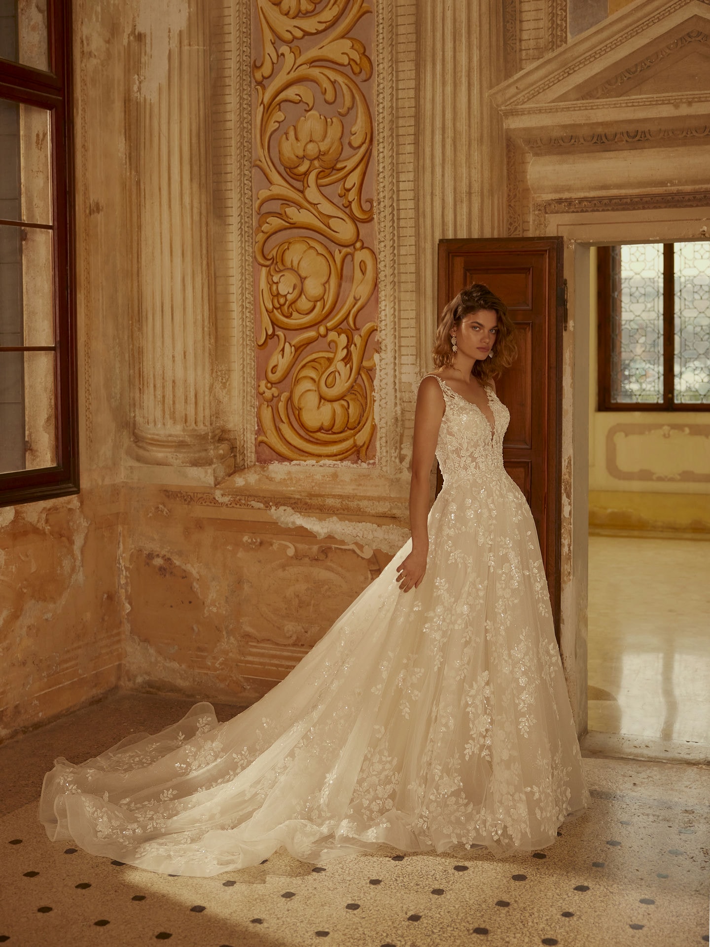 Style 1265 från Demetrios i a-line stil brudklänning