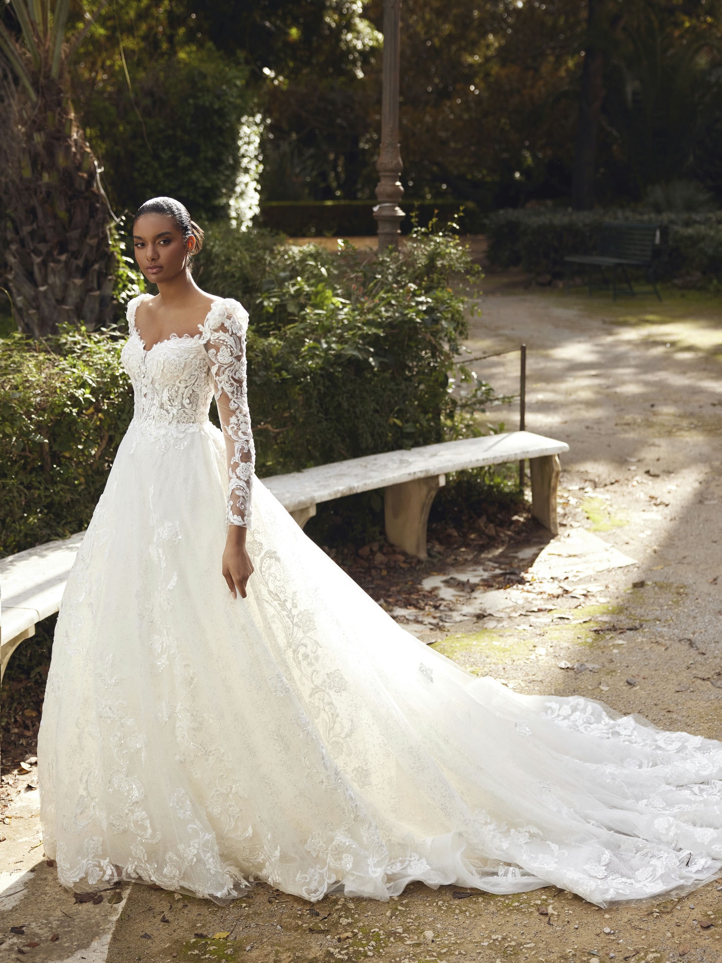 Style 1300 från Demetrios i a-line stil brudklänning