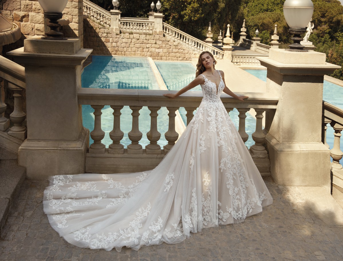 Style 1152 från Demetrios i ballgown stil brudklänning