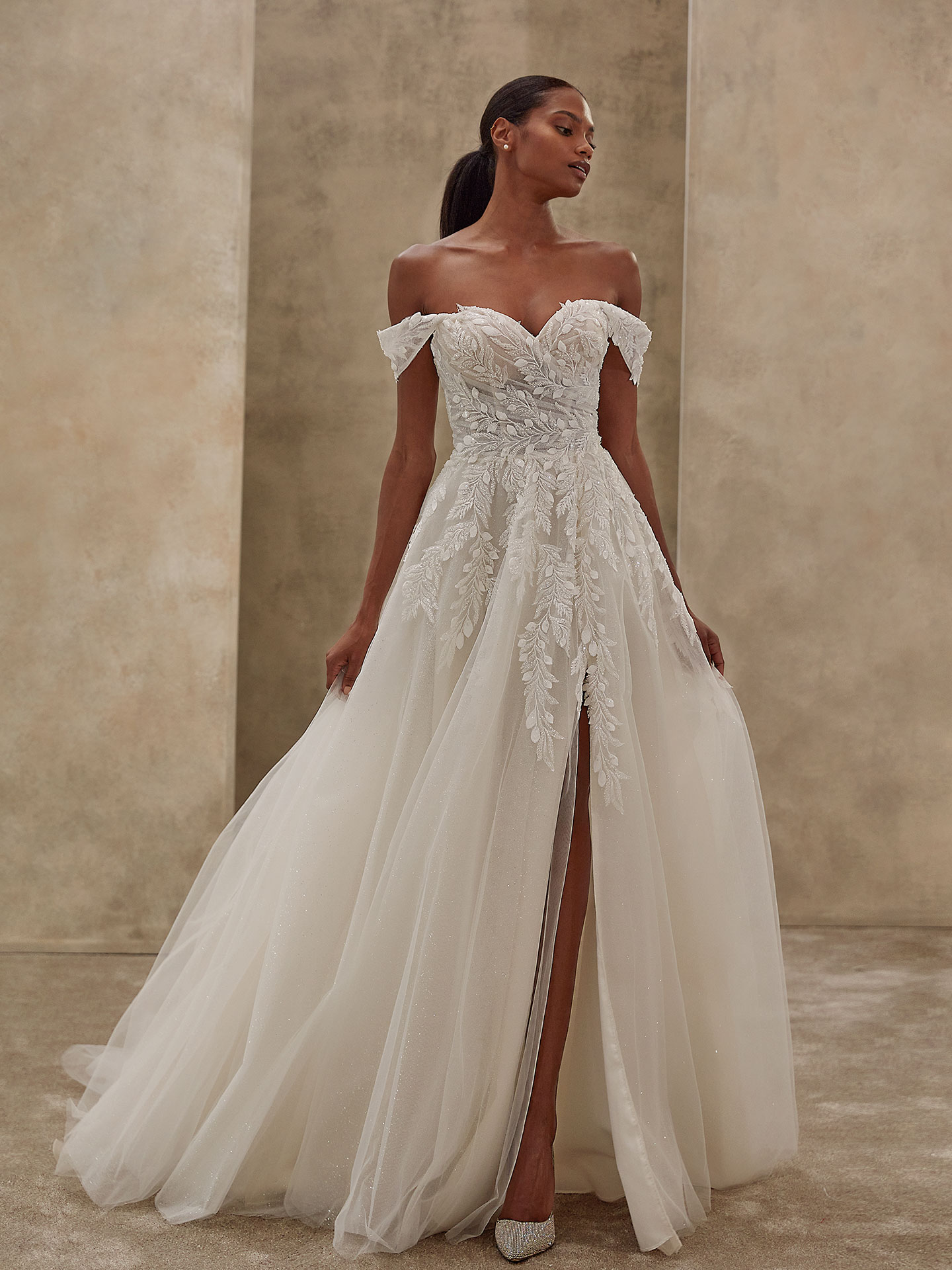 Style 1541 från Demetrios i a-line, slit stil brudklänning