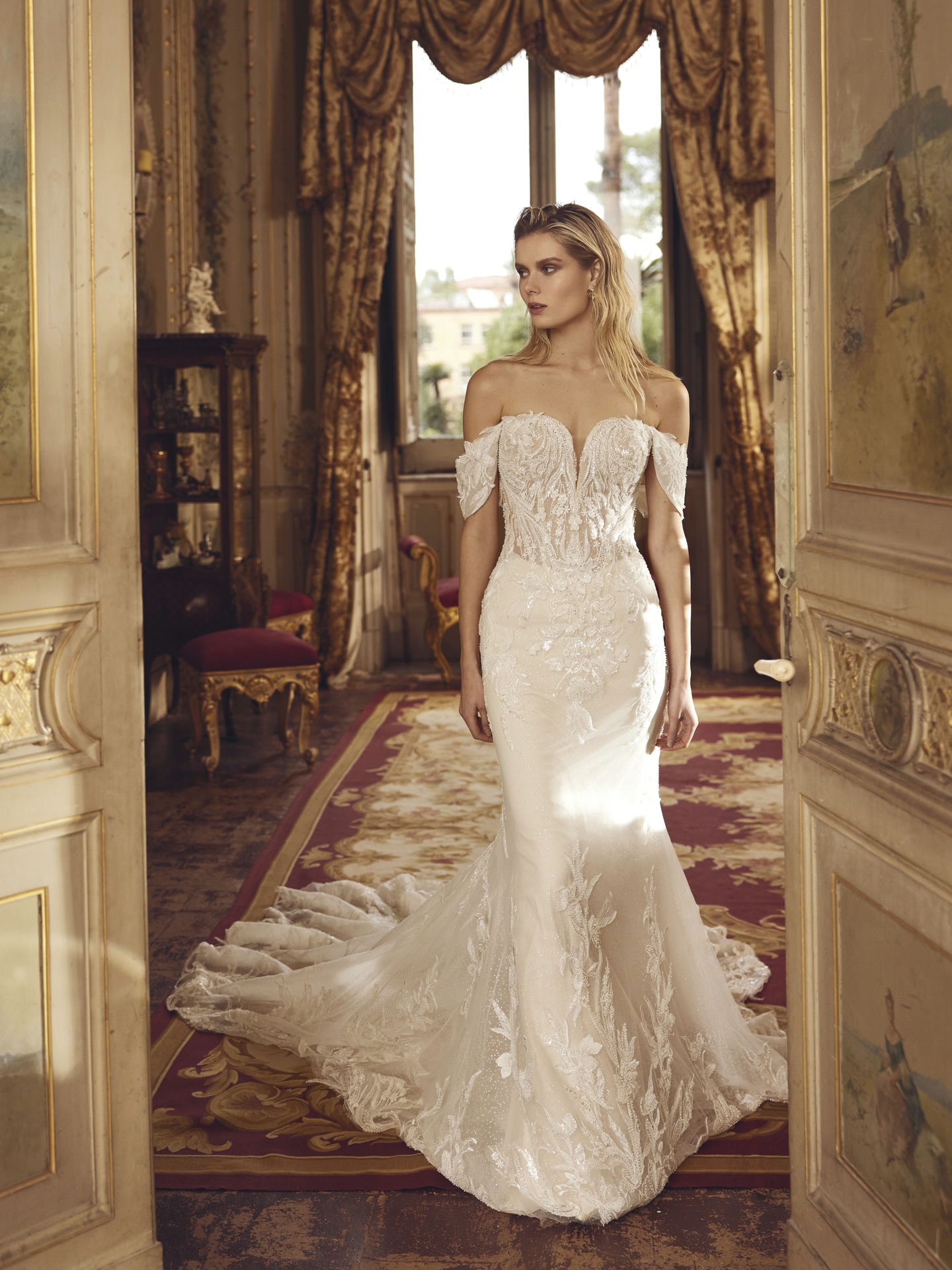 Style 1312 från Demetrios i flared stil brudklänning