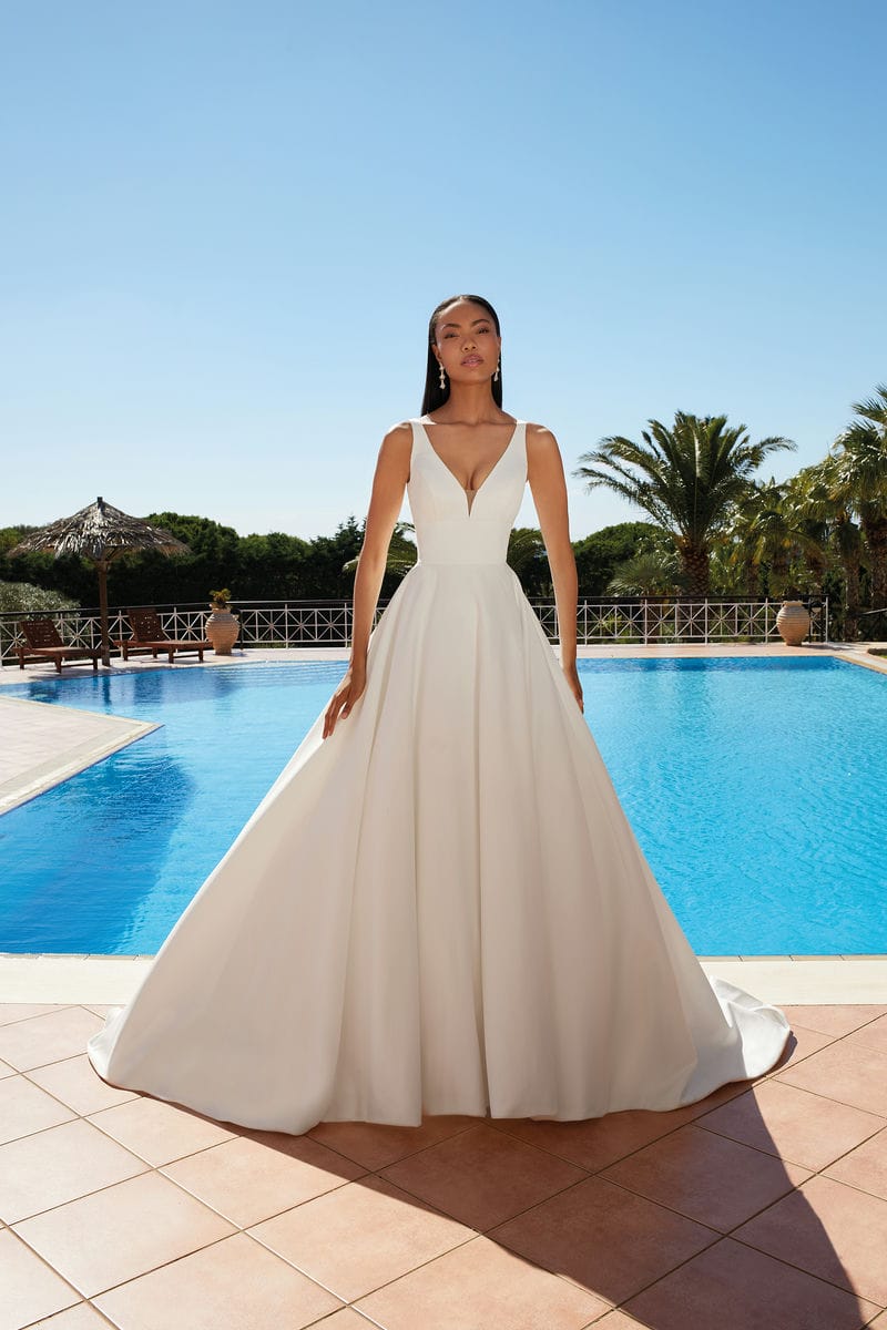 Style 200148 från Demetrios i ballgown stil brudklänning