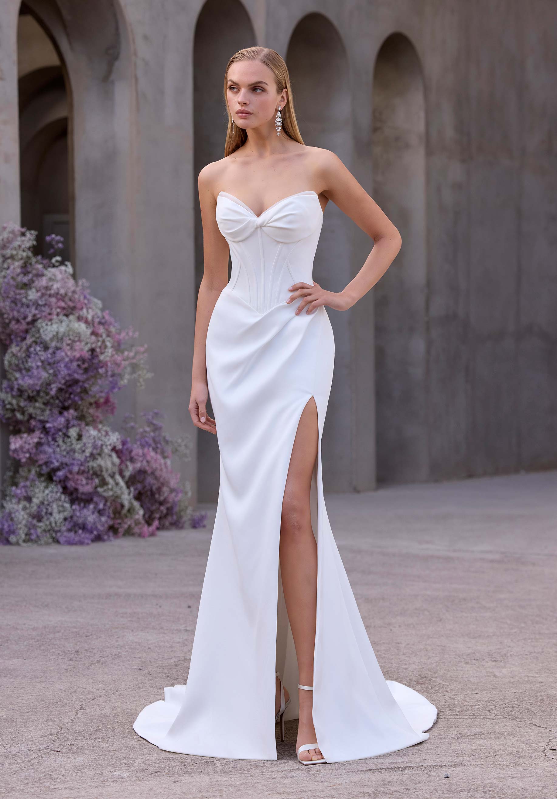 Eleni från Morilee i mermaid, fit and flare stil brudklänning