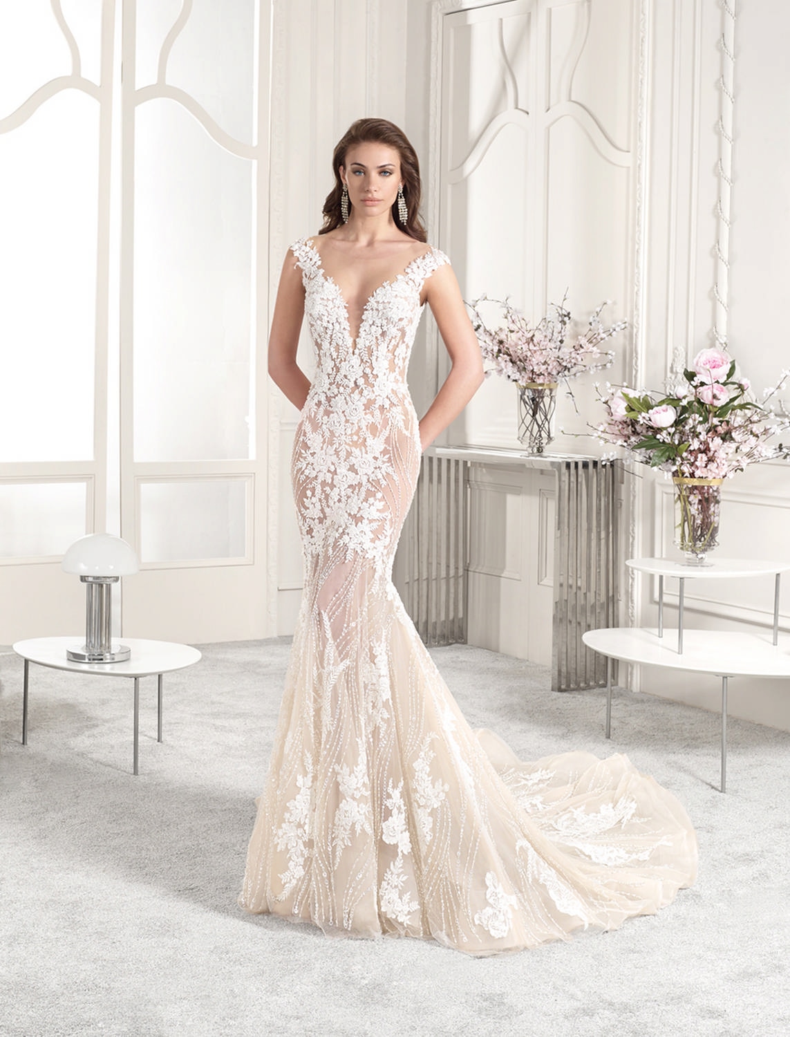 Style 883 från Demetrios i flared stil brudklänning