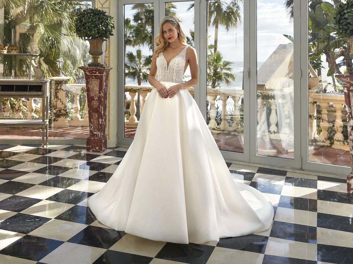 Style 1254 från Demetrios i ballgown stil brudklänning