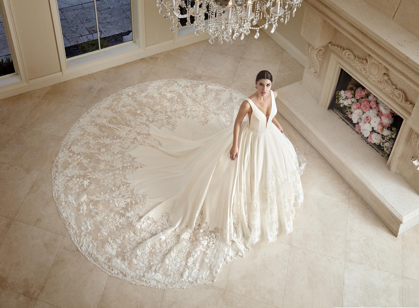 Style 1046 från Demetrios i ballgown stil brudklänning