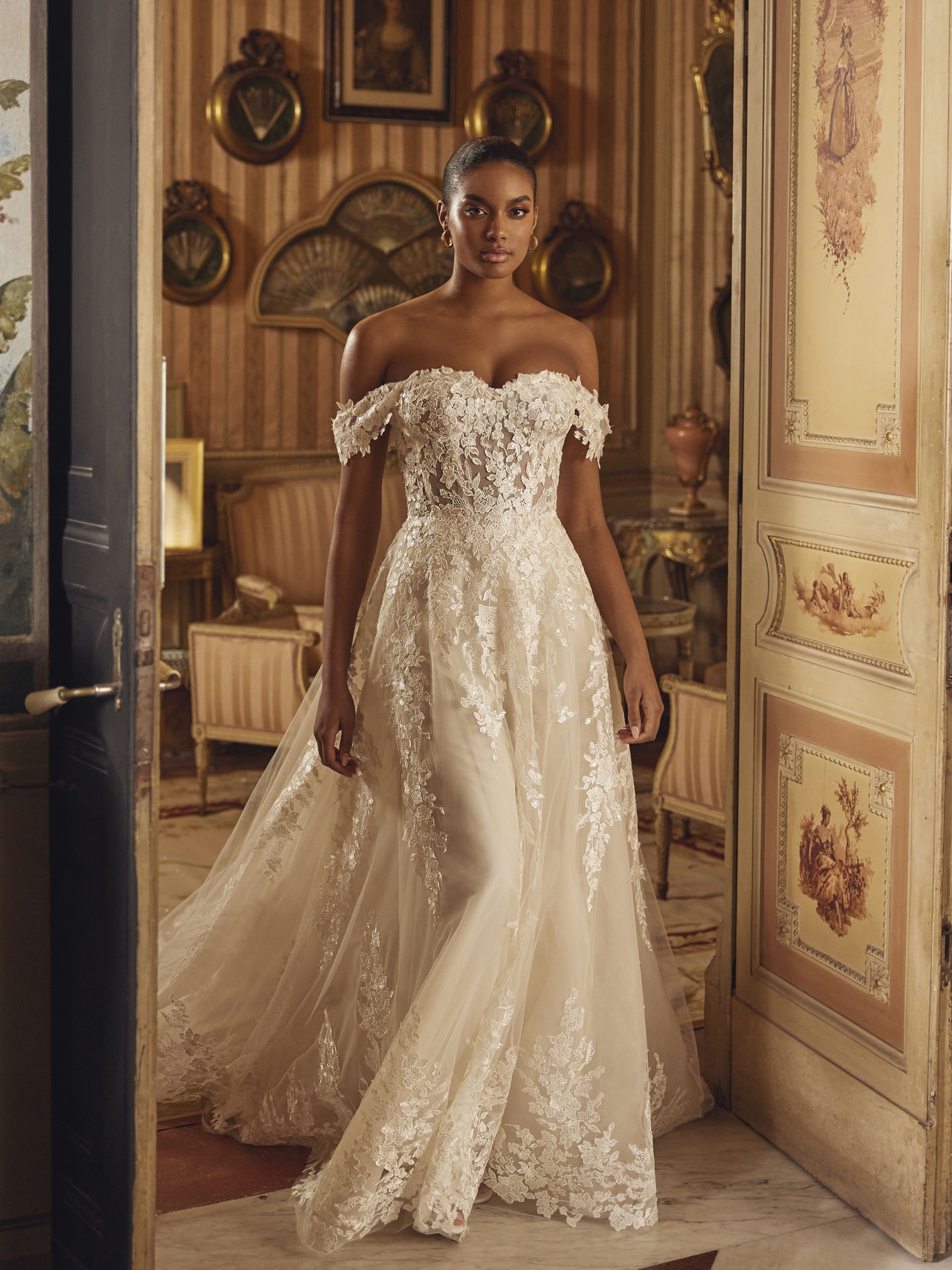 Style 1299 från Demetrios i a-line stil brudklänning