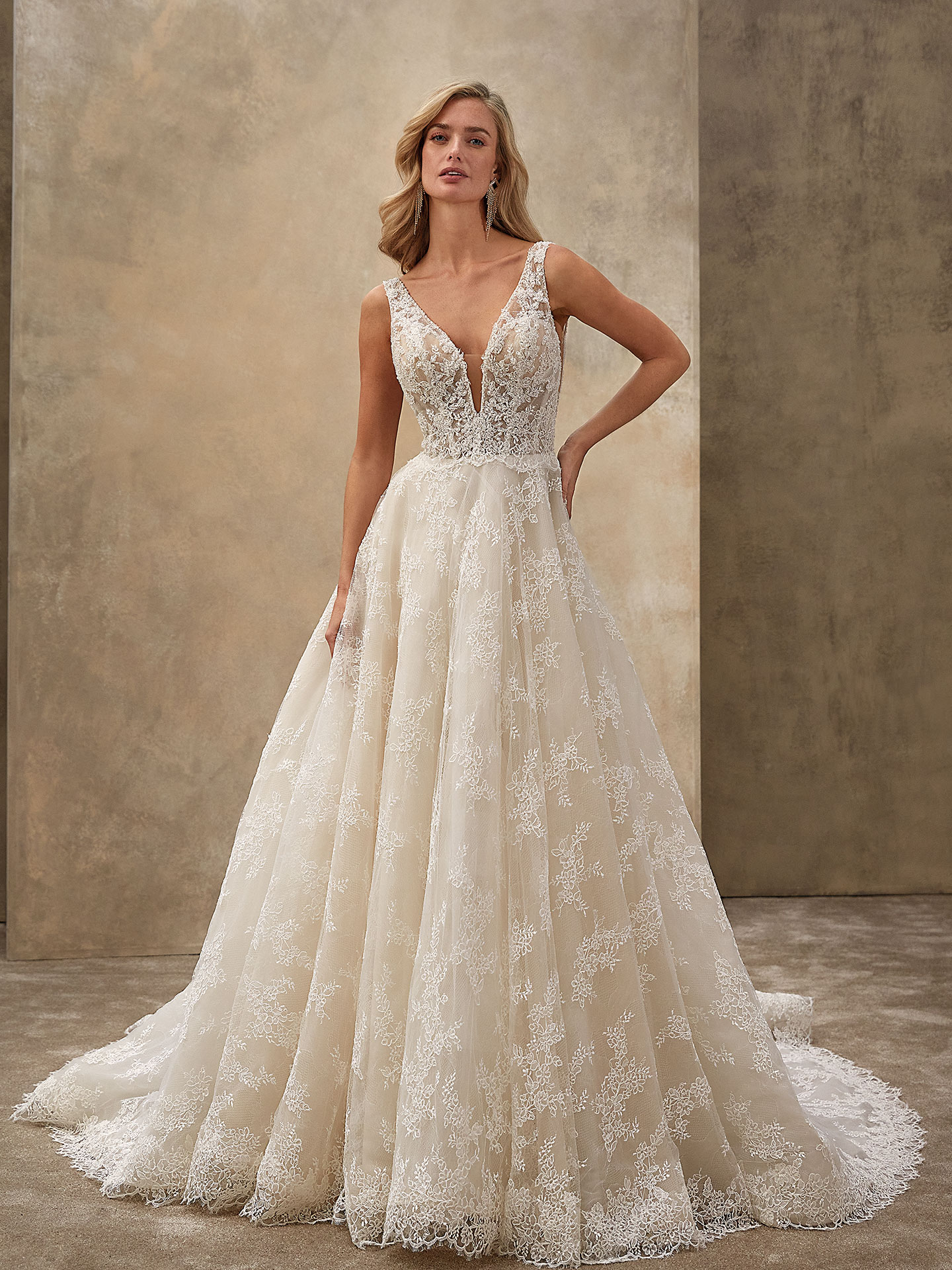 Style 1552 från Demetrios i a-line stil brudklänning