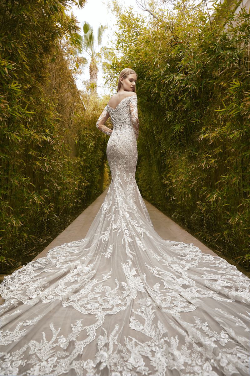 Style 1023 från Demetrios i sheath stil brudklänning