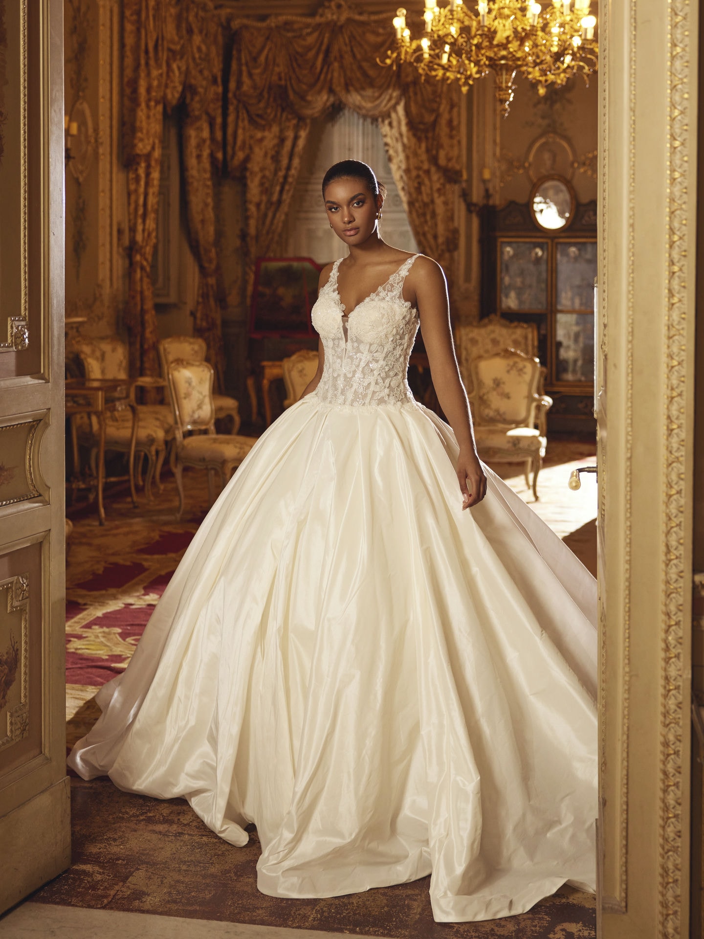 Style 1290 från Demetrios i ballgown stil brudklänning