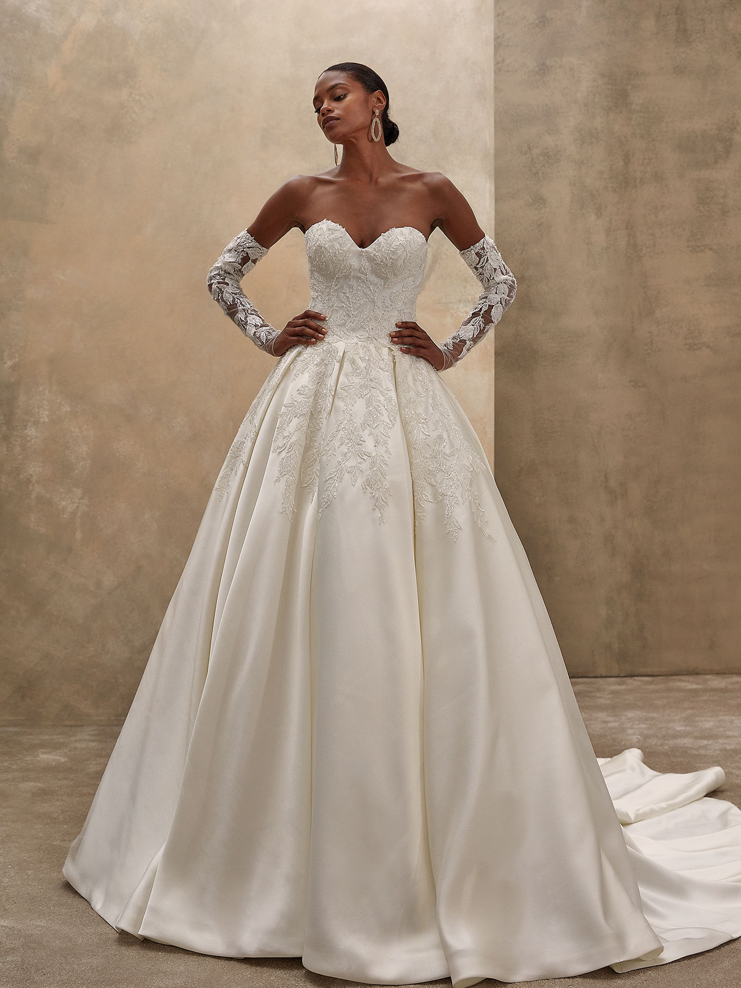 Style 1527 från Demetrios i ball gown stil brudklänning