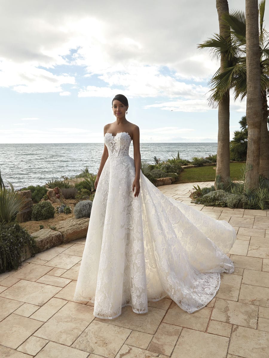 Style 1238 från Demetrios i ballgown stil brudklänning
