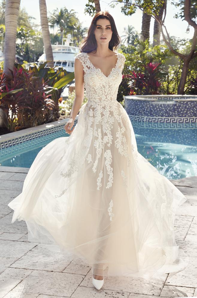 Style 1013 från Demetrios i a-line stil brudklänning