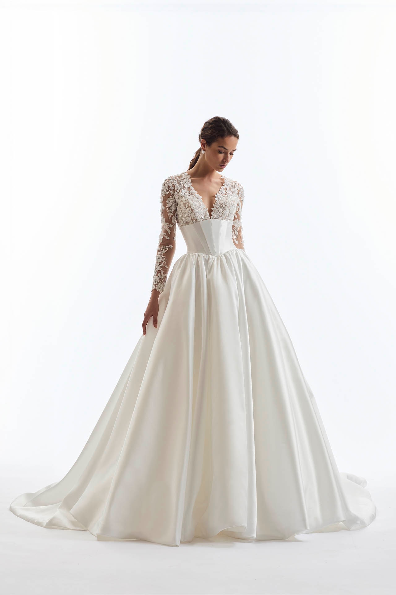 Style AM67 från Demetrios i ballgown stil brudklänning