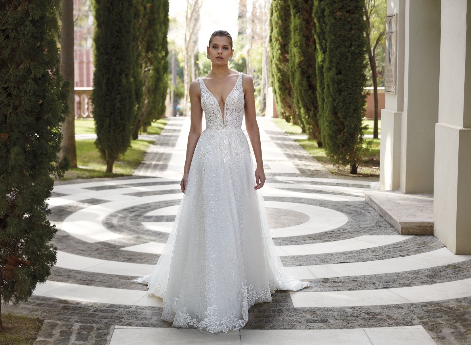 Style 1201 från Demetrios i a-line stil brudklänning
