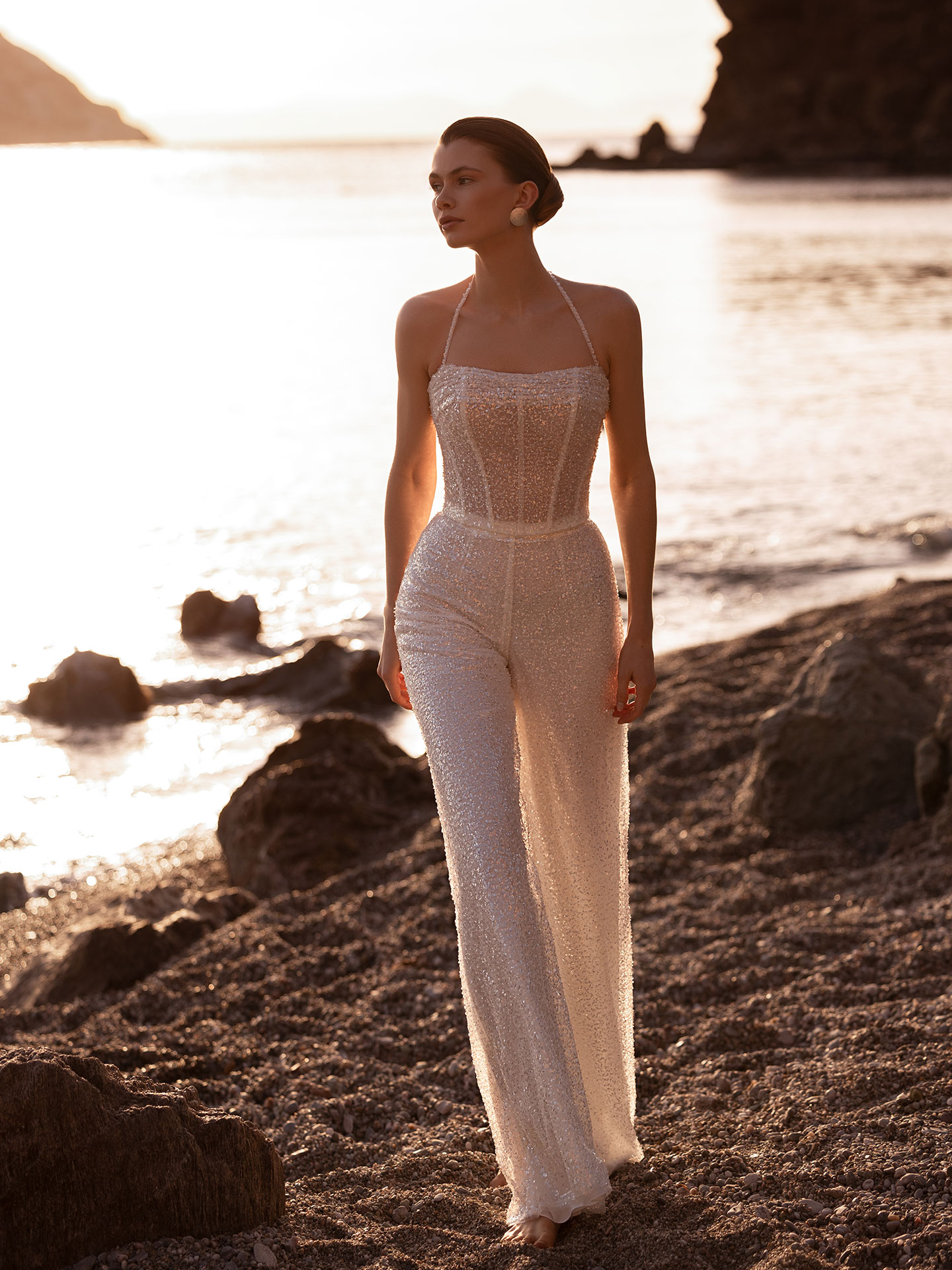 Style DR435 från Demetrios i jumpsuit stil brudklänning