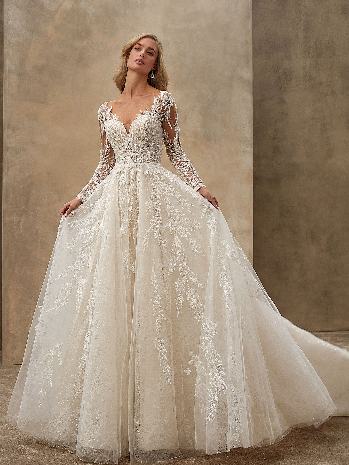 Style 1546 från Demetrios i ballgown stil brudklänning
