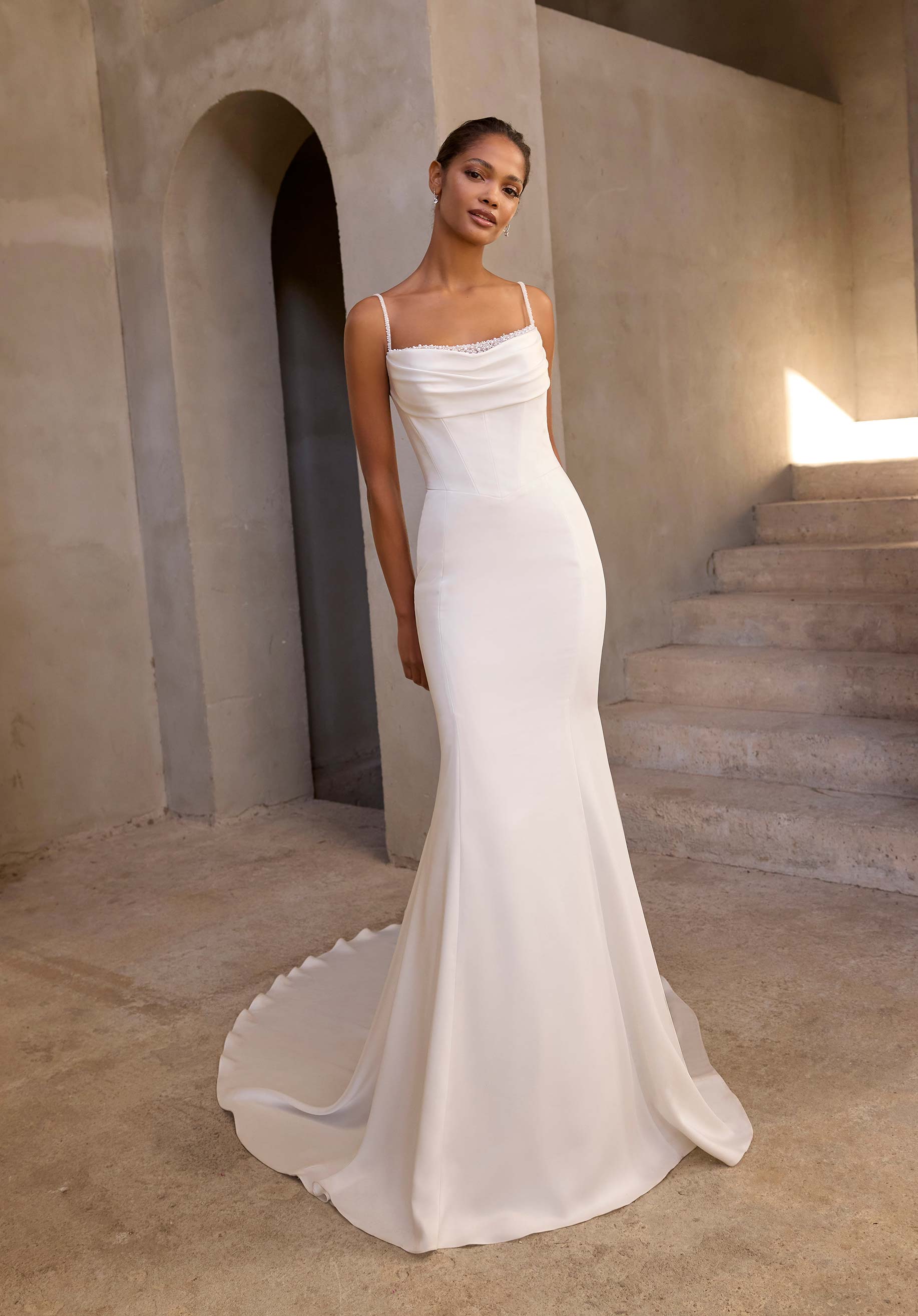 Alia från Morilee i fit and flare stil brudklänning