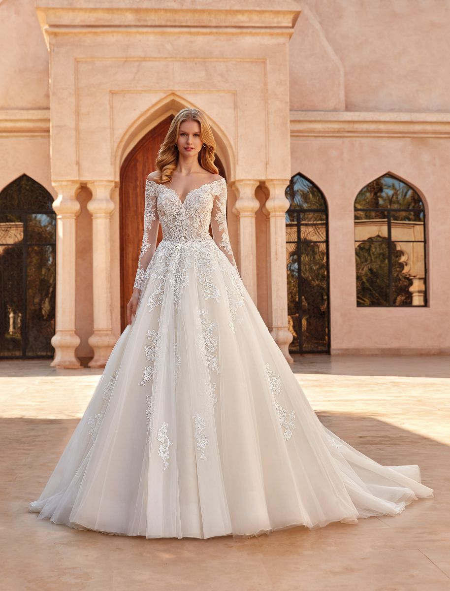 Style 1093 från Demetrios i ballgown stil brudklänning