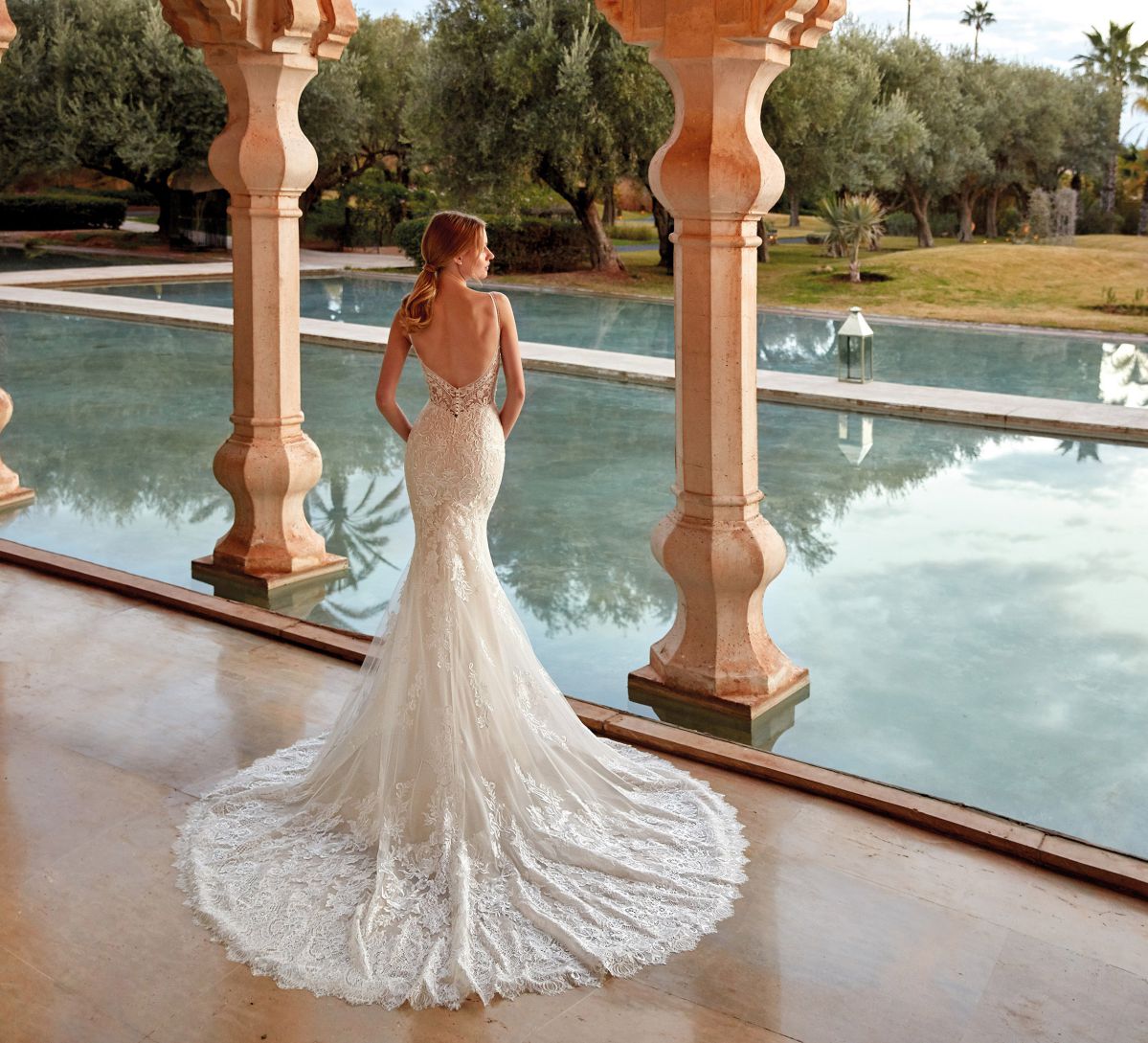 Style 1106 från Demetrios i flared stil brudklänning