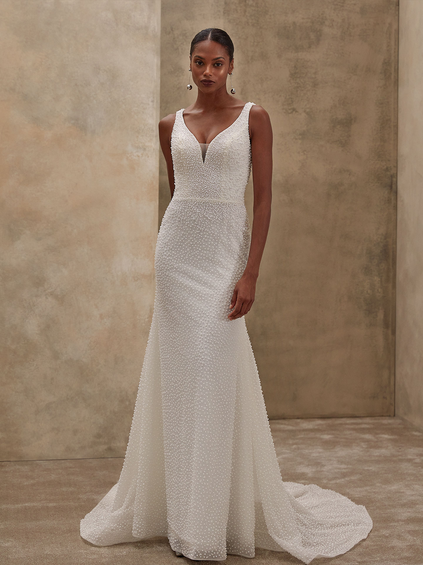 Style 1533 från Demetrios i sheath stil brudklänning