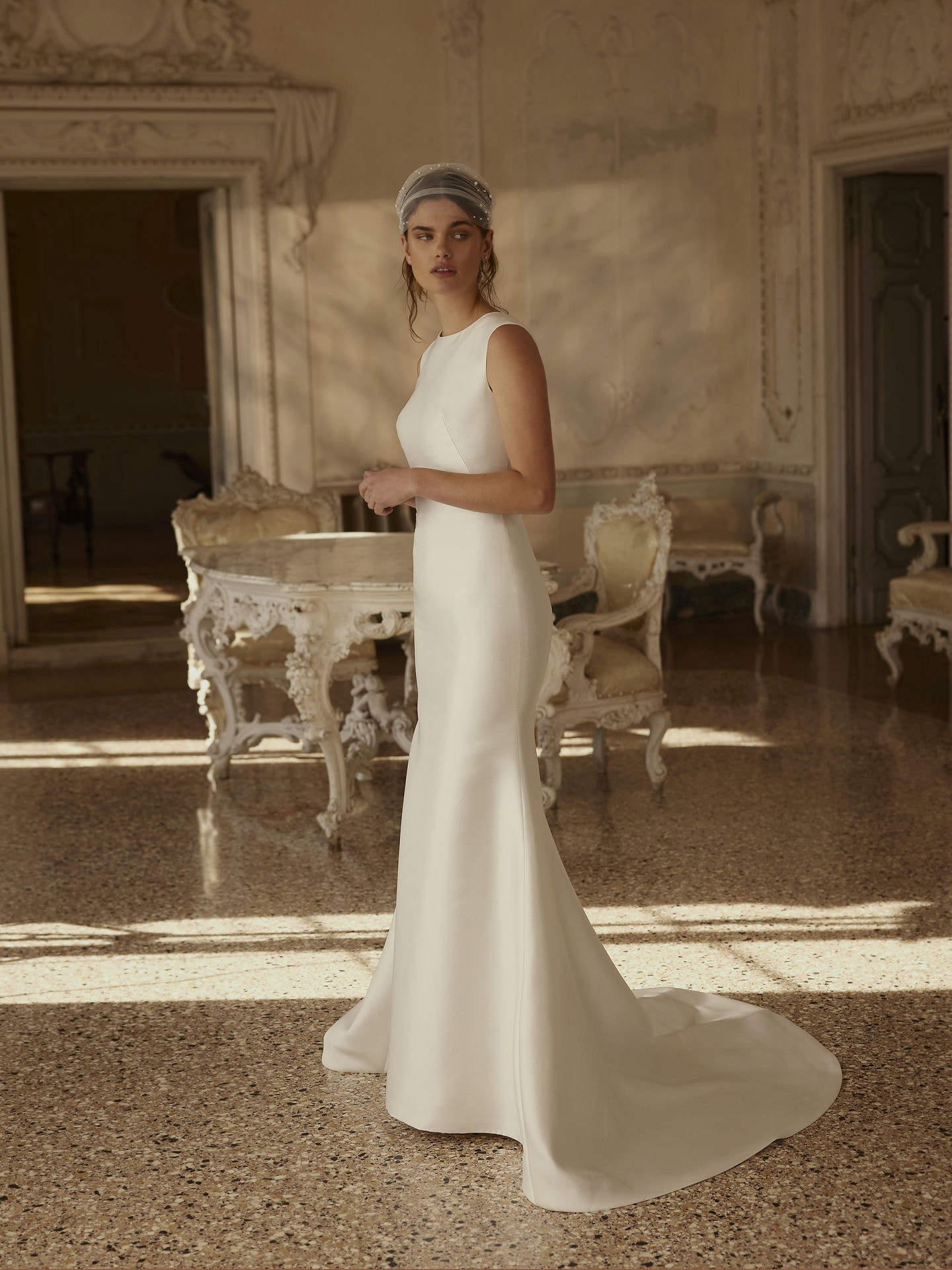 Style 1279 från Demetrios i sheath stil brudklänning