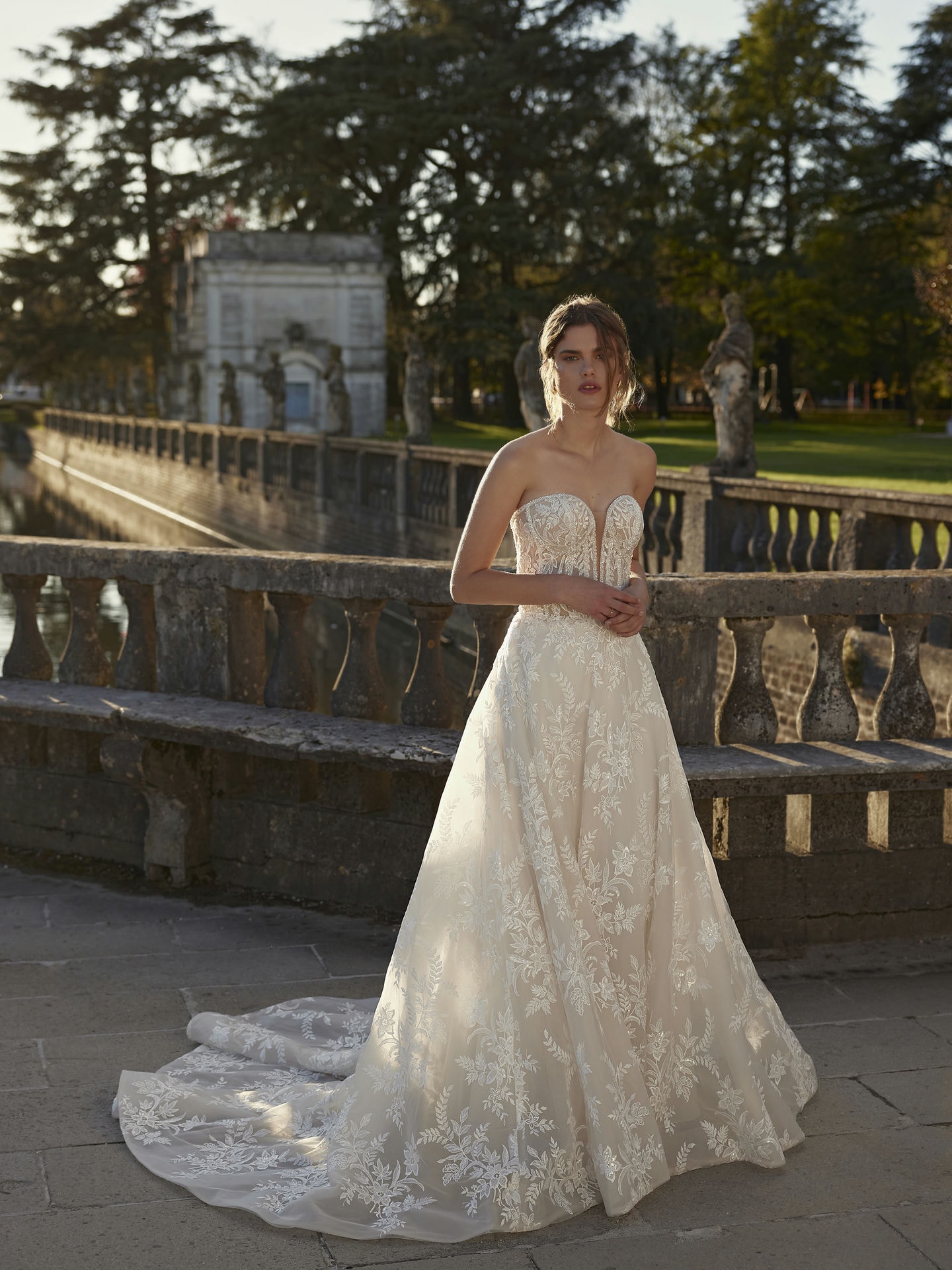 Style 1264 från Demetrios i a-line stil brudklänning
