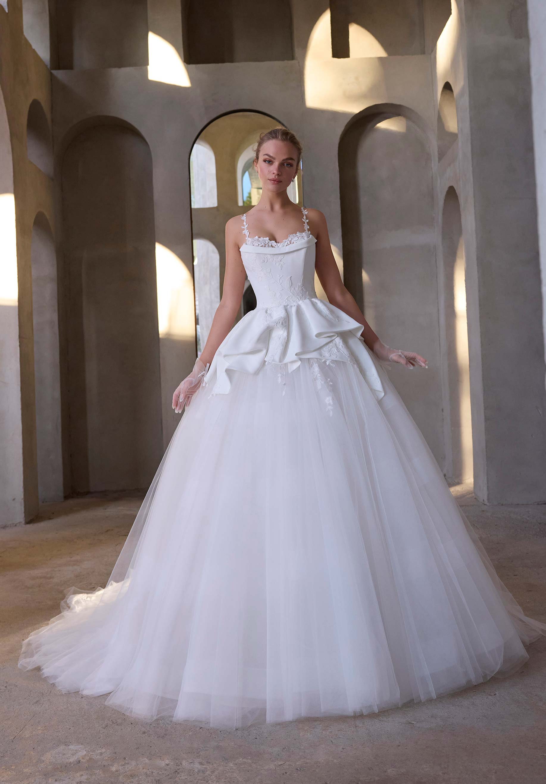 Liliah från Morilee i ball gown stil brudklänning